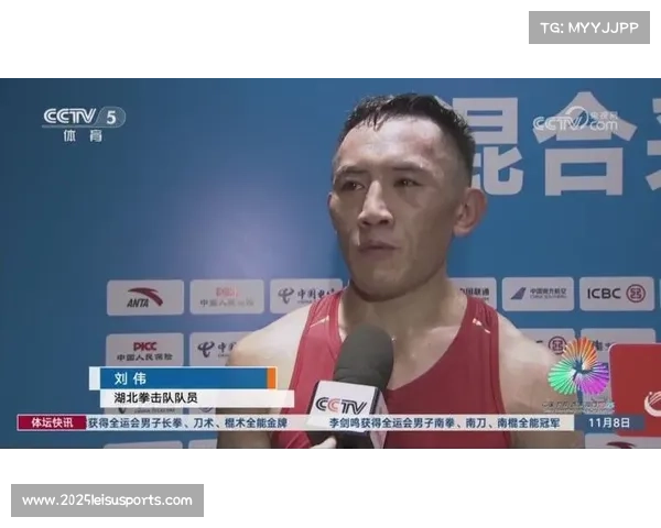 老将刘伟赛后亲吻拳台瞬间，深情告别感动全场