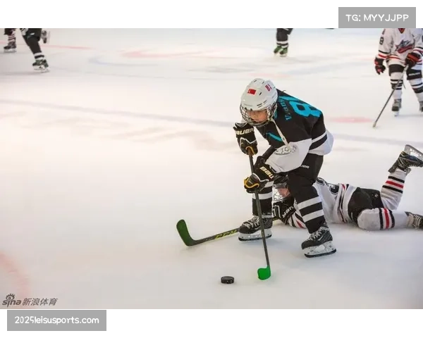 特写：少年冰球世锦赛现场，失误小将获对手队长拥抱鼓励